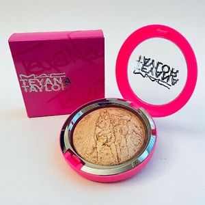 MAC TEYANA Taylor highlighter